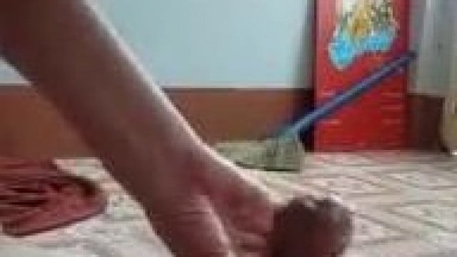 Đang cưỡi ngựa mỗi lần em rút ra là nước chảy như máy bơm không kiểm soát .